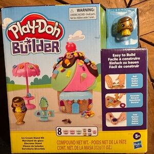 NWT Play-Doh Builder Ice Cream Stand Kit+Mini Figure